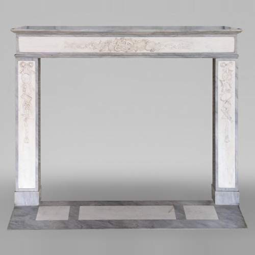 Cheminée de style Louis XVI en marbre statuaire et Bleu Turquin aux instruments de musique