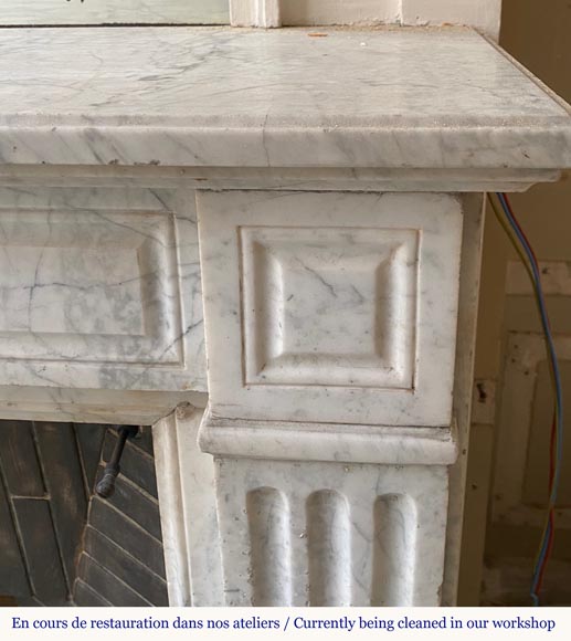 Petite cheminée de style Louis XVI en marbre de Carrare veiné au médaillon-4