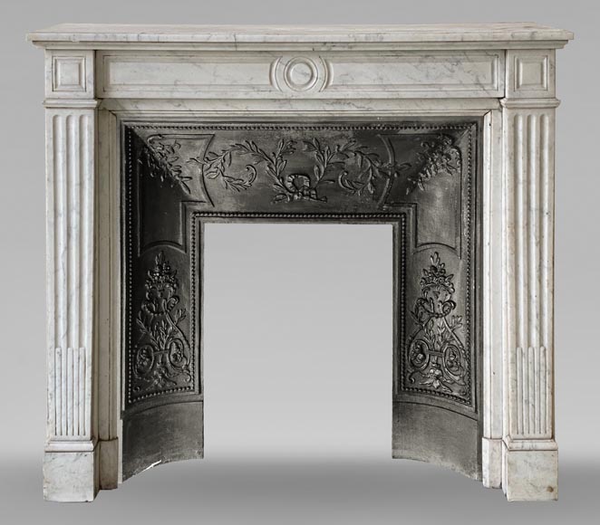 Petite cheminée de style Louis XVI en marbre de Carrare-0