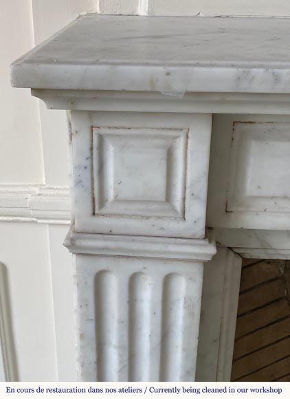 Petite cheminée de style Louis XVI en marbre de Carrare-3