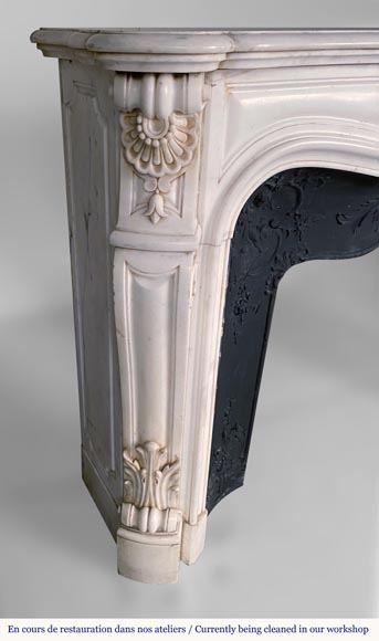 Riche cheminée de style Louis XV en marbre de Carrare demi statuaire aux coquilles et fleurs-3