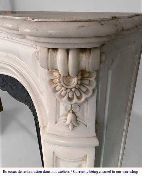 Riche cheminée de style Louis XV en marbre de Carrare demi statuaire aux coquilles et fleurs-7
