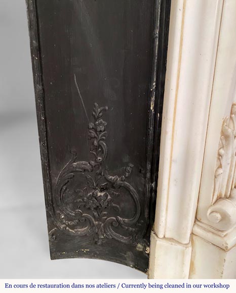 Riche cheminée de style Louis XV en marbre de Carrare demi statuaire aux coquilles et fleurs-9