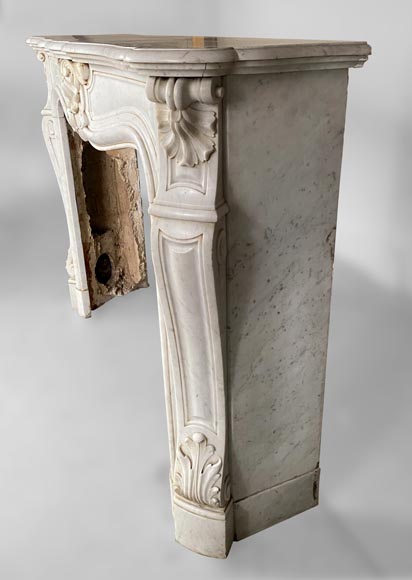 Cheminée de style Louis XV en marbre de Carrare aux coquilles -4