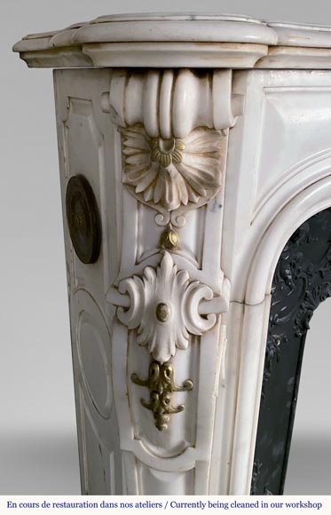 Superbe cheminée de style Louis XV au riche décor sculpté rehaussé de peinture dorée en marbre demi statuaire-4