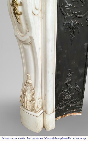 Superbe cheminée de style Louis XV au riche décor sculpté rehaussé de peinture dorée en marbre demi statuaire-5