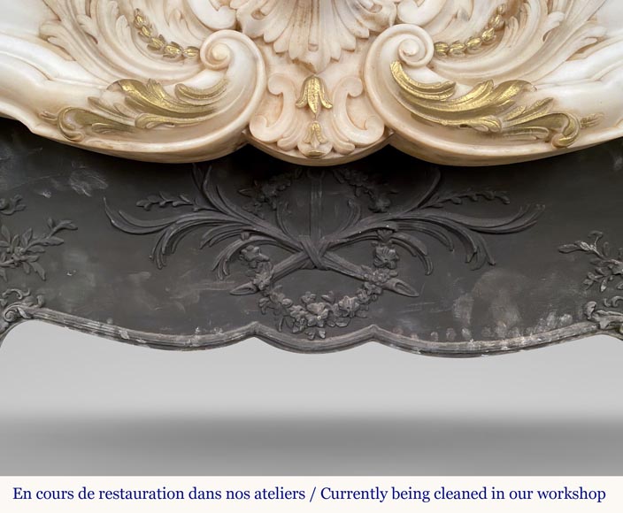 Superbe cheminée de style Louis XV au riche décor sculpté rehaussé de peinture dorée en marbre demi statuaire-9