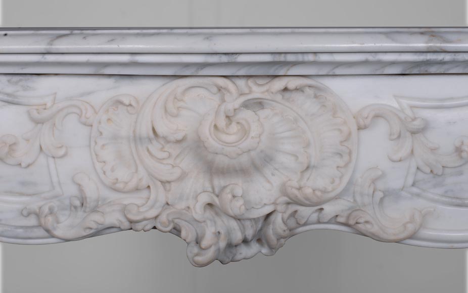Cheminée de style Louis XV en marbre Arabescato -1