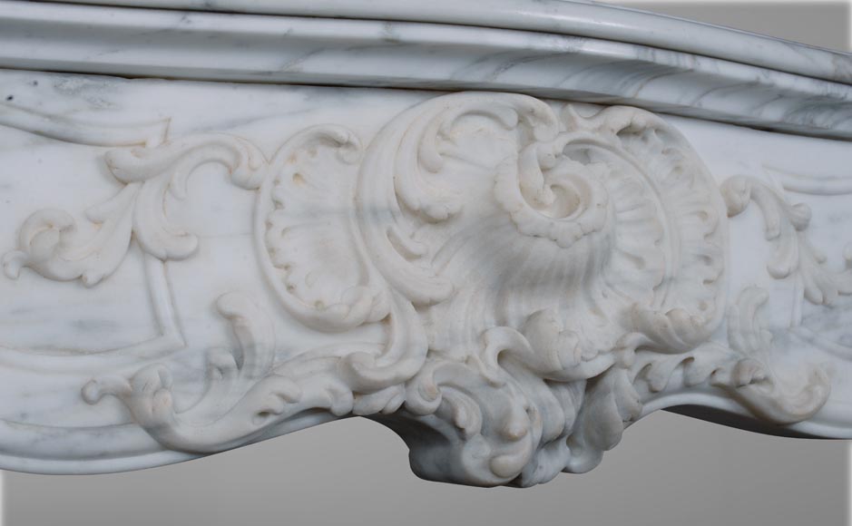 Cheminée de style Louis XV en marbre Arabescato -2