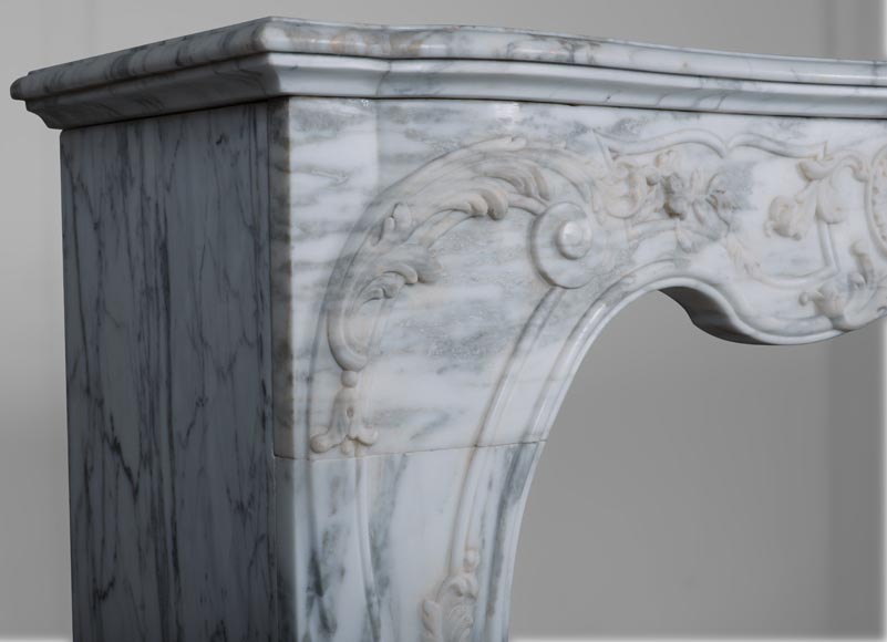 Cheminée de style Louis XV en marbre Arabescato -5