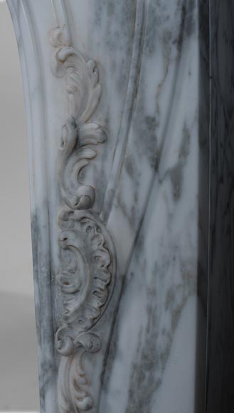 Cheminée de style Louis XV en marbre Arabescato -9