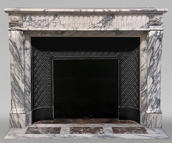 Cheminée de style Louis XVI à rudentures en marbre Arabescato-0