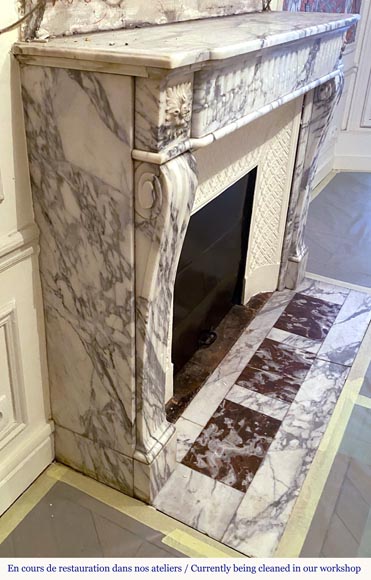 Cheminée de style Louis XVI à rudentures en marbre Arabescato-2