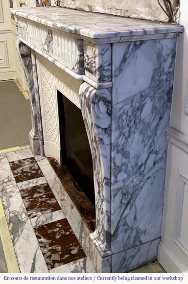 Cheminée de style Louis XVI à rudentures en marbre Arabescato-3