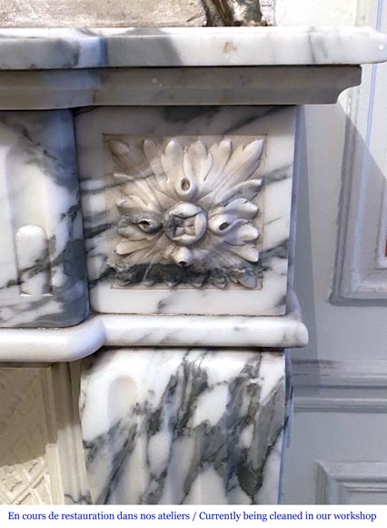 Cheminée de style Louis XVI à rudentures en marbre Arabescato-4
