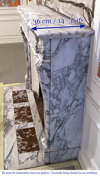 Cheminée de style Louis XVI à rudentures en marbre Arabescato-8