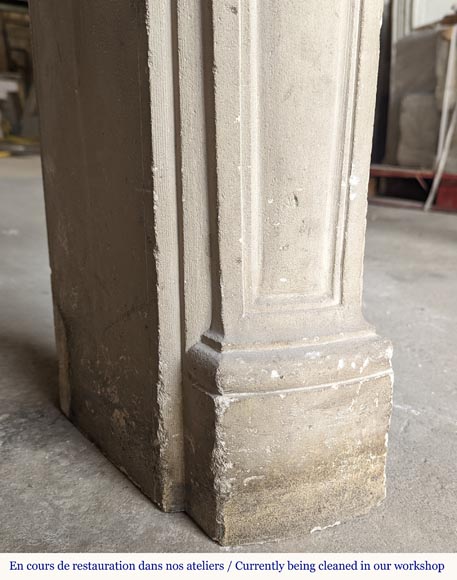 Belle cheminée en pierre de style Louis XV à la coquille stylisée-5