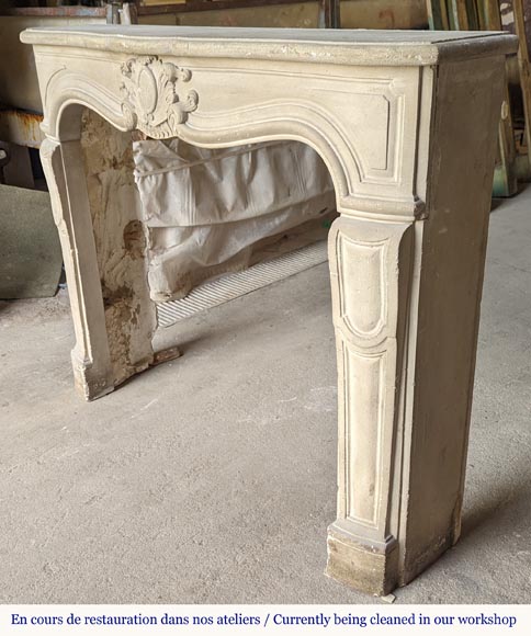 Belle cheminée en pierre de style Louis XV à la coquille stylisée-6