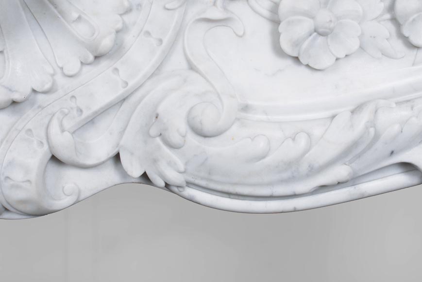 Cheminée de style Louis XV en marbre de Carrare-5