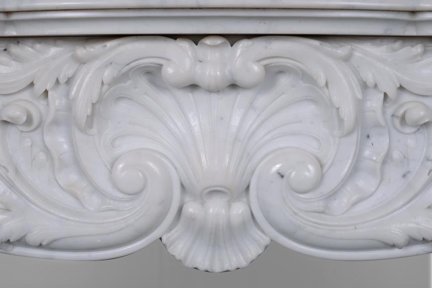 Cheminée de style Louis XV en marbre de Carrare richement sculptée-2