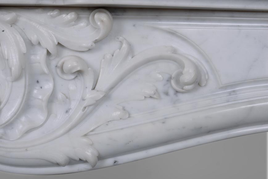 Cheminée de style Louis XV en marbre de Carrare richement sculptée-3