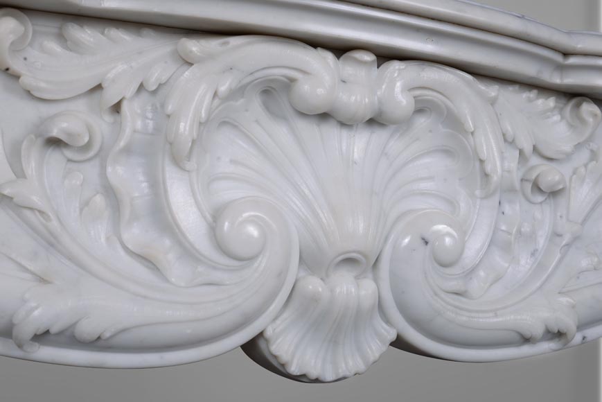 Cheminée de style Louis XV en marbre de Carrare richement sculptée-4