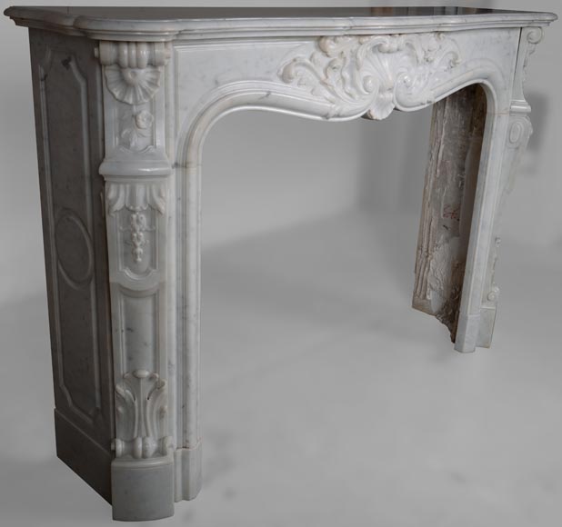 Cheminée de style Louis XV en marbre de Carrare richement sculptée-5