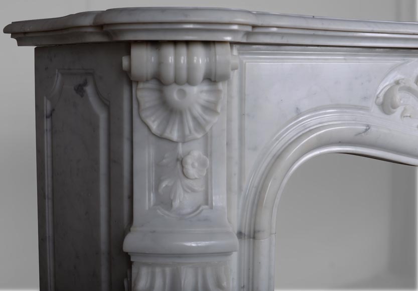 Cheminée de style Louis XV en marbre de Carrare richement sculptée-6