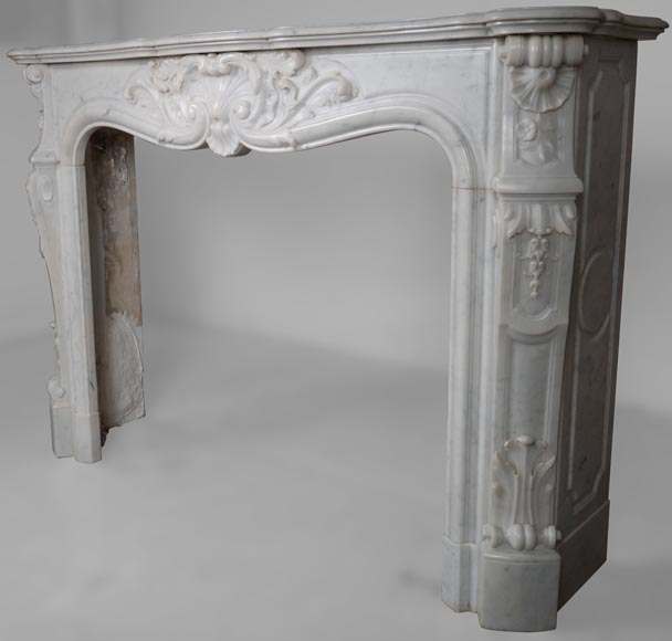 Cheminée de style Louis XV en marbre de Carrare richement sculptée-9