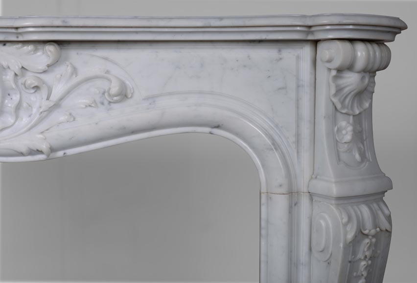 Cheminée de style Louis XV en marbre de Carrare richement sculptée-10
