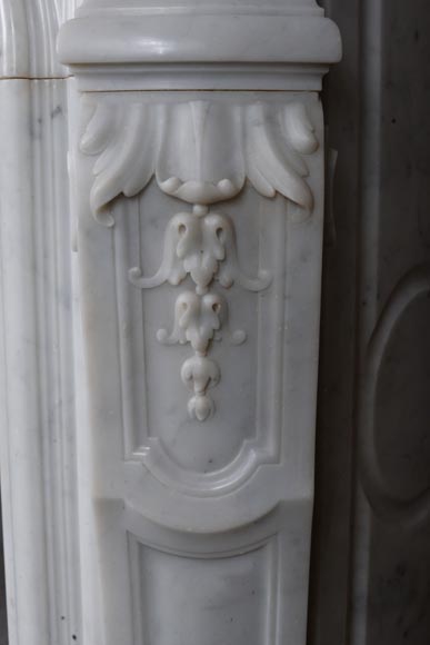 Cheminée de style Louis XV en marbre de Carrare richement sculptée-11