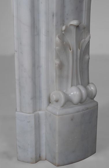 Cheminée de style Louis XV en marbre de Carrare richement sculptée-12