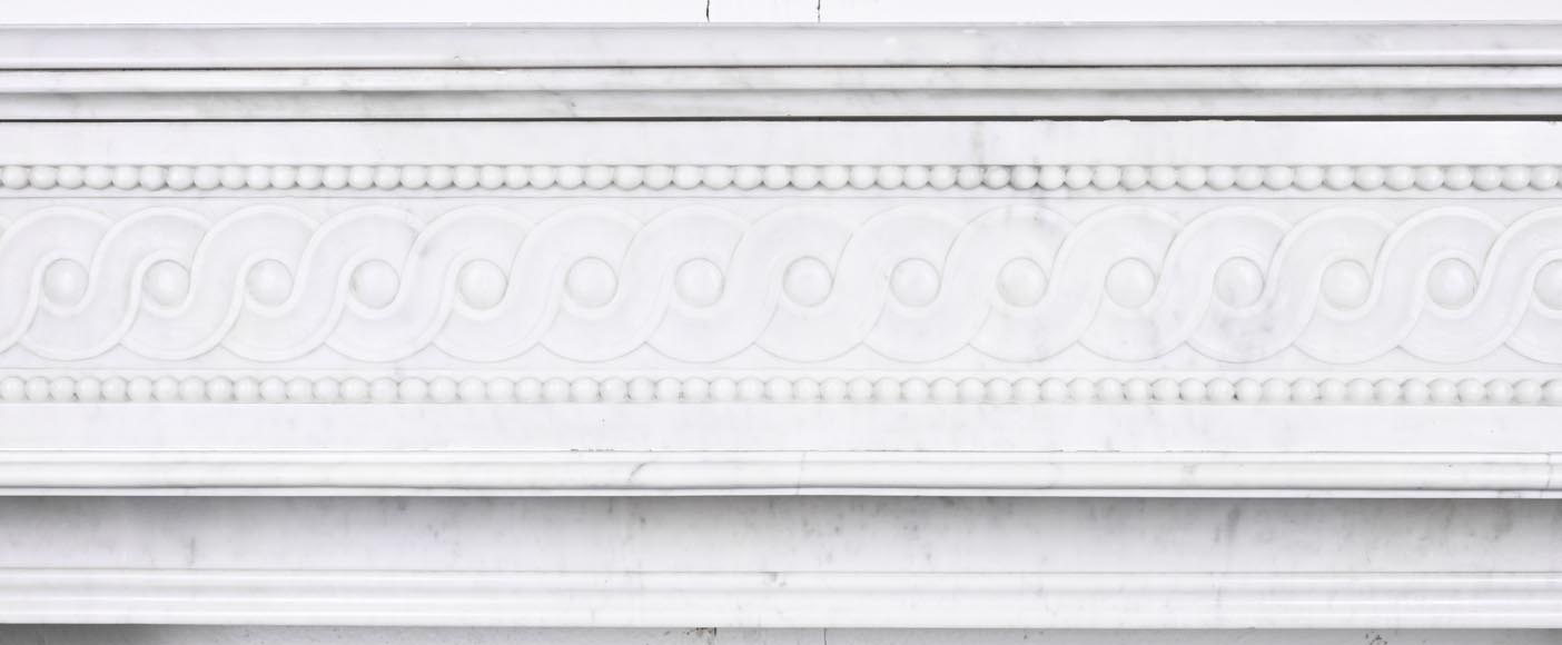 Cheminée de style Napoléon III à enroulement, richement sculptée, en marbre de Carrare-1