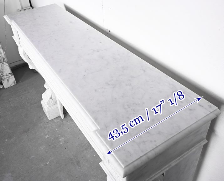 Cheminée de style Napoléon III à enroulement, richement sculptée, en marbre de Carrare-12