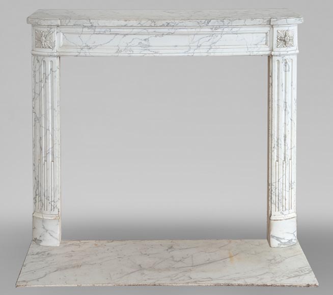 Cheminée de style Louis XVI légèrement galbés en marbre de Carrare veiné-0
