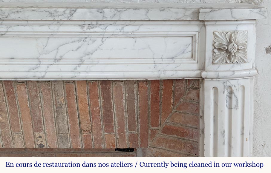 Cheminée de style Louis XVI légèrement galbés en marbre de Carrare veiné-6
