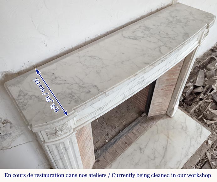 Cheminée de style Louis XVI légèrement galbés en marbre de Carrare veiné-9