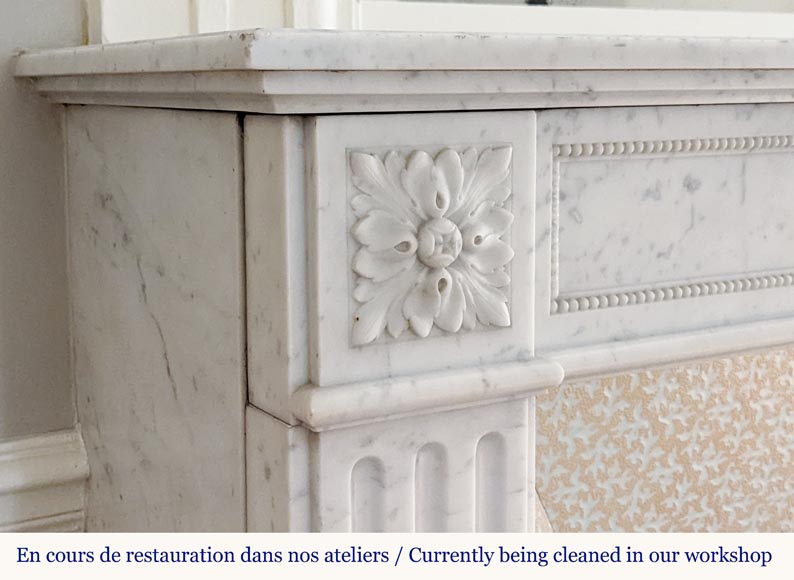 Cheminée de style Louis XVI en marbre de Carrare aux rosaces -3