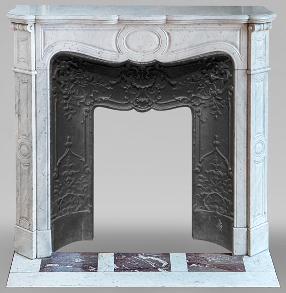 Cheminée de style Louis XV, modèle Pompadour en marbre de Carrare-0
