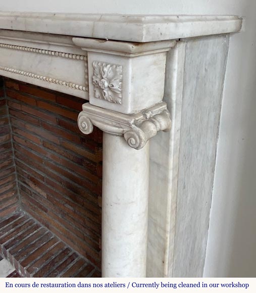 Cheminée d'époque Louis XVI en marbre statuaire à colonnes détachées-7