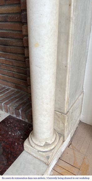 Cheminée d'époque Louis XVI en marbre statuaire à colonnes détachées-9