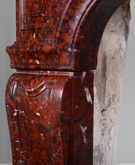 Belle cheminée en marbre Rouge Griotte au cabochon dans un entourage de feuilles d'acanthe-6