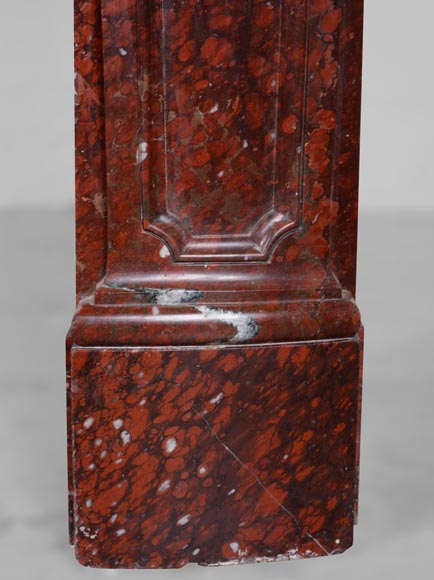 Belle cheminée en marbre Rouge Griotte au cabochon dans un entourage de feuilles d'acanthe-10
