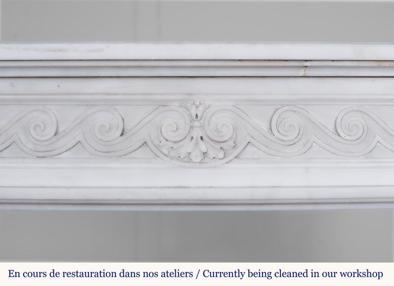 Cheminée en marbre de Carrare semi-statuairede style Louis XVI à la frise de postes-1