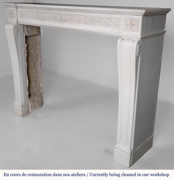 Cheminée en marbre de Carrare semi-statuairede style Louis XVI à la frise de postes-7
