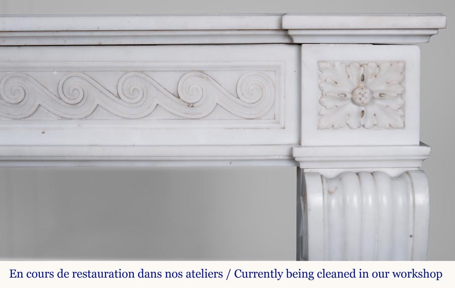 Cheminée en marbre de Carrare semi-statuaire de style Louis XVI à la frise de postes-8