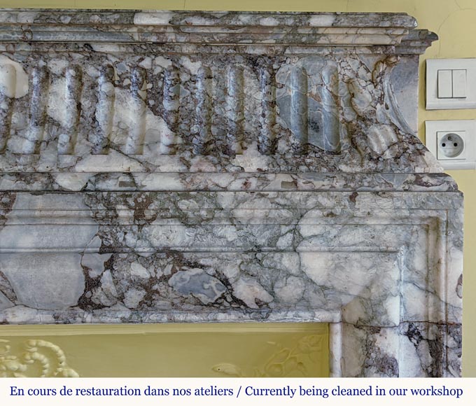 Cheminée à acrotère en marbre Brèche romaine de Baixas -7