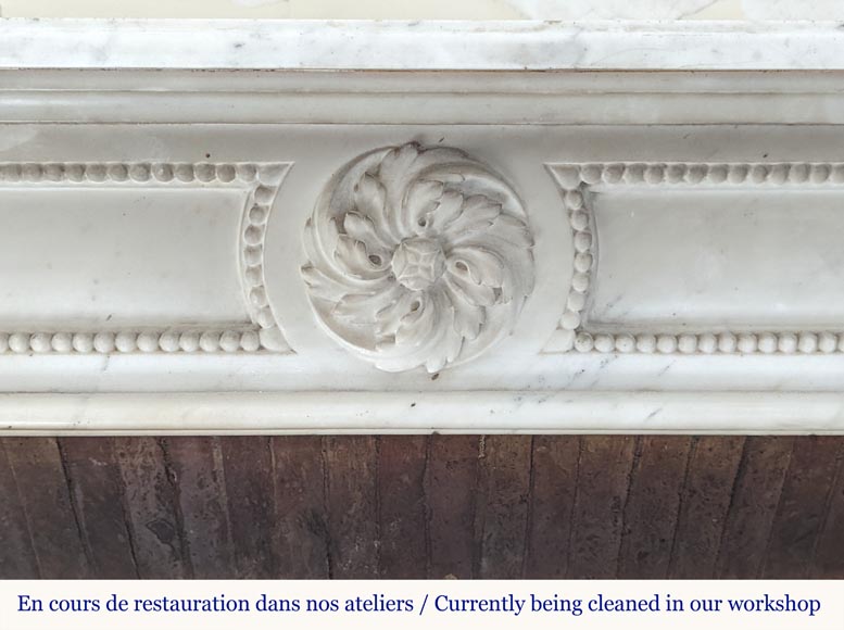 Cheminée de style Louis XVI en marbre demi statuaire aux rosaces-1