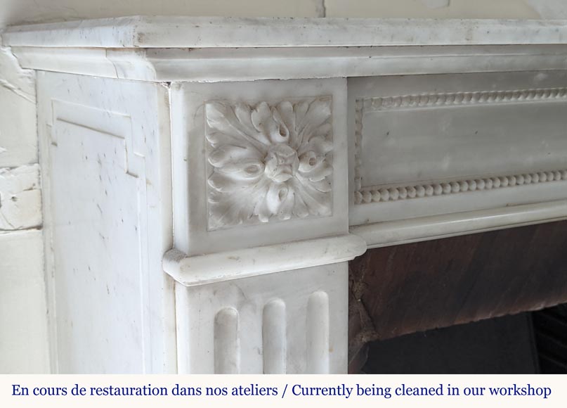 Cheminée de style Louis XVI en marbre demi statuaire aux rosaces-3
