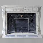 Belle cheminée galbée de style Louis XVI en marbre Arabescato à la couronne de laurier